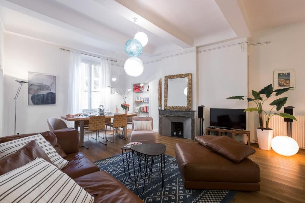 - un salon avec un canapé et une table dans l'établissement PREF 2 · F4 - VASTE ET BOURGEOIS ,3 CHAMBRES, ASCENSEUR, VX-NICE, à Nice