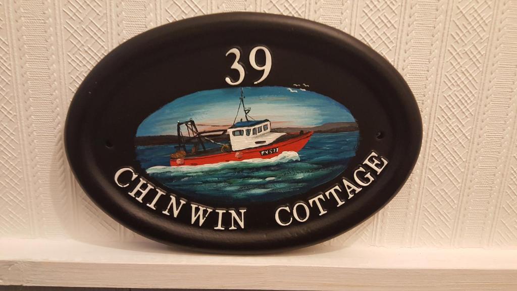 uma imagem de um barco na água em Chinwin Cottage em Weymouth
