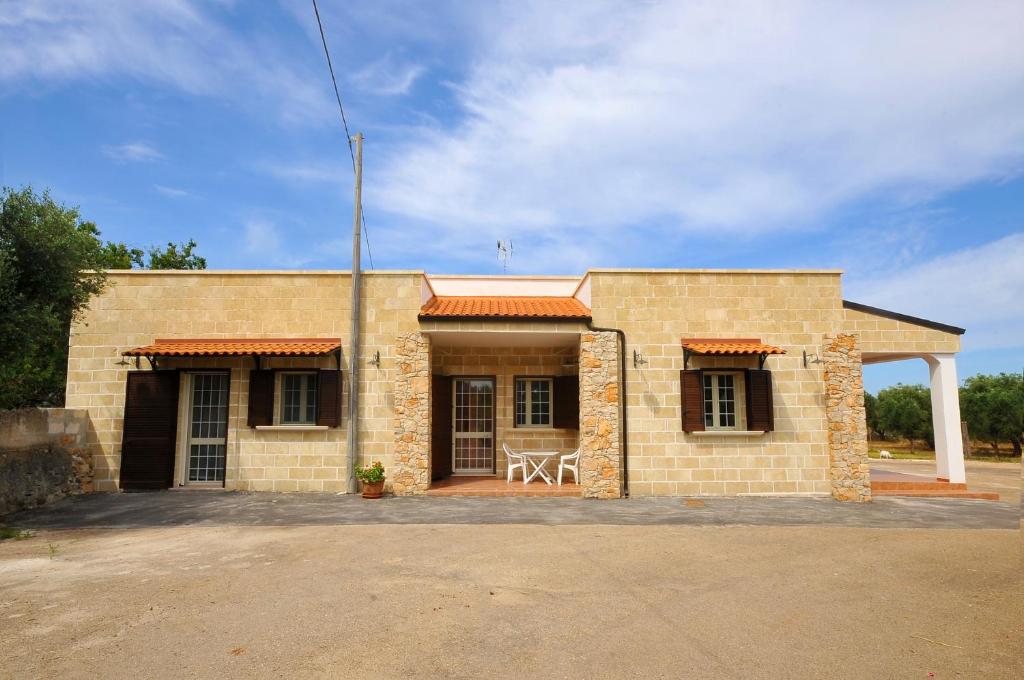 una piccola casa in mattoni con garage aperto di Villa Potenza 2 a Galatone