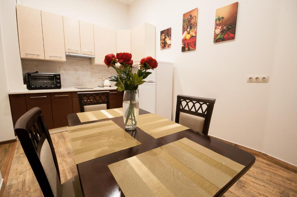 Η κουζίνα ή μικρή κουζίνα στο Wonderful flat on city center (Mukachivska 4/12)