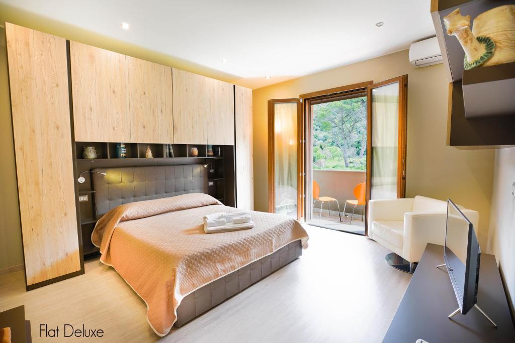 Un pat sau paturi într-o cameră la Luxury Home Bosa Marina ,Oristano
