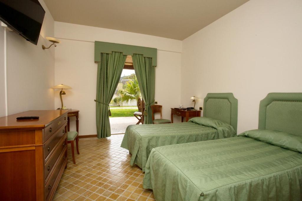 Postel nebo postele na pokoji v ubytování Hotel Tritone Lipari
