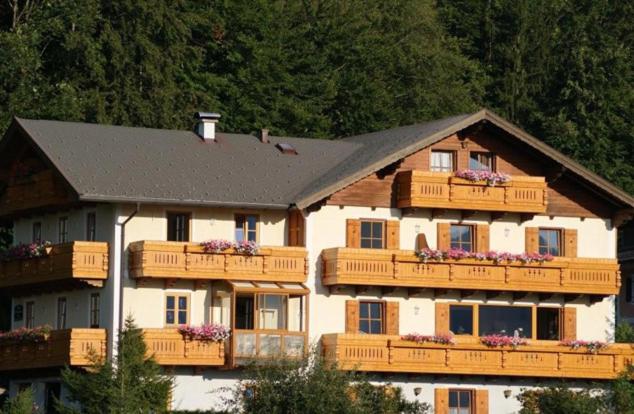Una gran casa blanca con balcones. en Haus Meissnitzer, en Fuschl am See