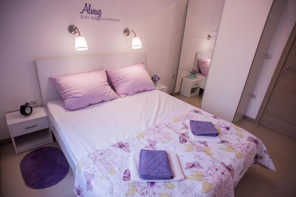 Postel nebo postele na pokoji v ubytování Apartments Svijet Mora 2