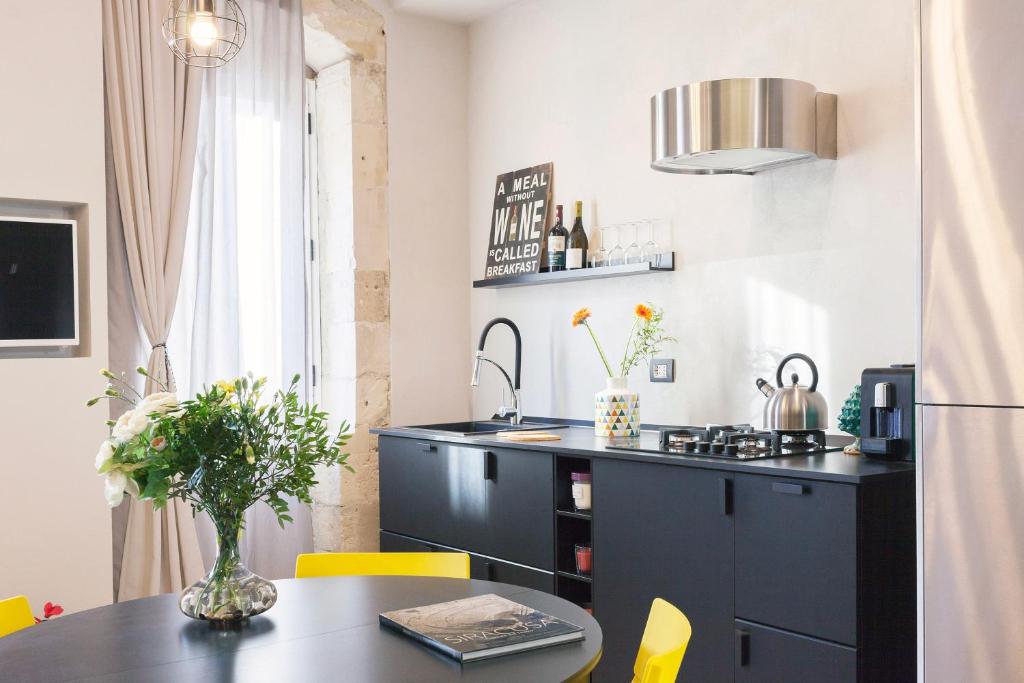 Kuchnia lub aneks kuchenny w obiekcie Stay In Ortigia
