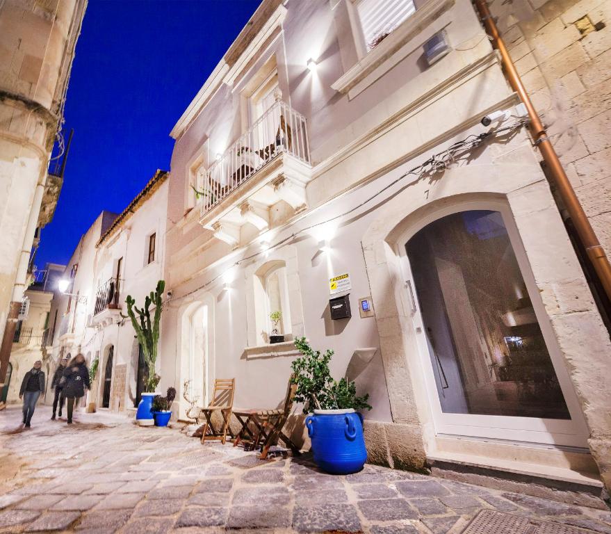 a street in an old town at night w obiekcie Stay In Ortigia w Syrakuzach
