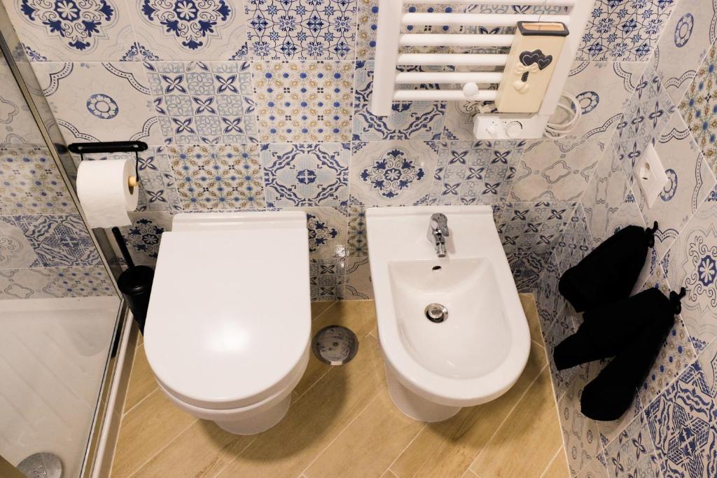 łazienka z toaletą i umywalką w obiekcie O' Vascio Chic w mieście Neapol