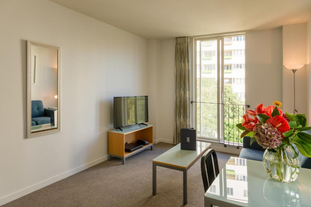 TV a/nebo společenská místnost v ubytování Astelia Apartment Hotel