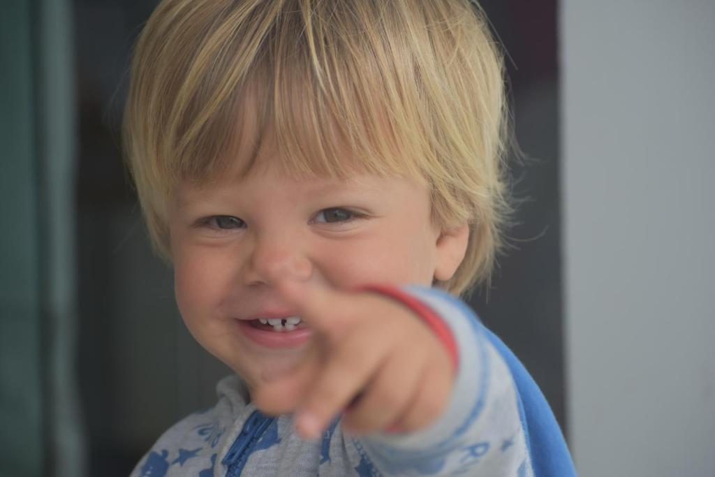 Una bambina che si lava i denti con uno spazzolino di Waves Surf Camp Peru a Punta Hermosa