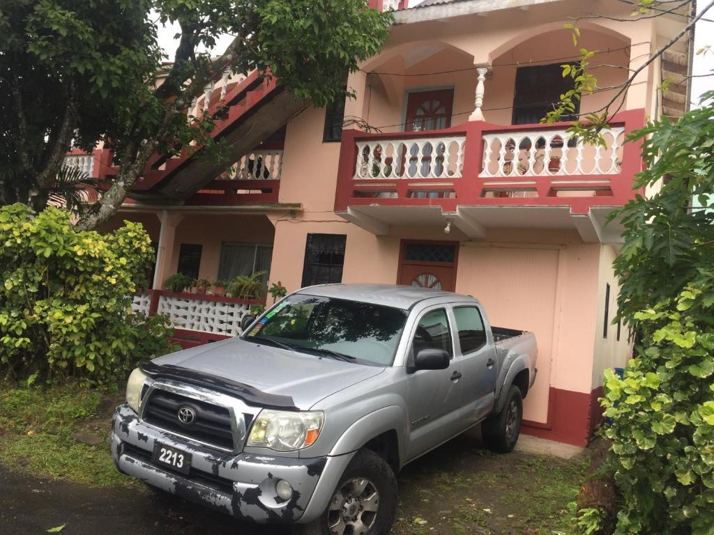 ein silberner LKW, der vor einem Haus parkt in der Unterkunft Anne's Homestay in Banse