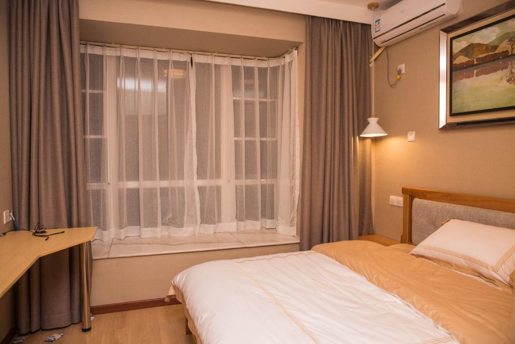 Postel nebo postele na pokoji v ubytování Shenzhen New Swan Castle Apartment