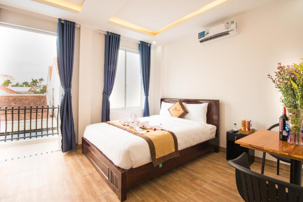 Postel nebo postele na pokoji v ubytování Silver Moon Villa Hoi An