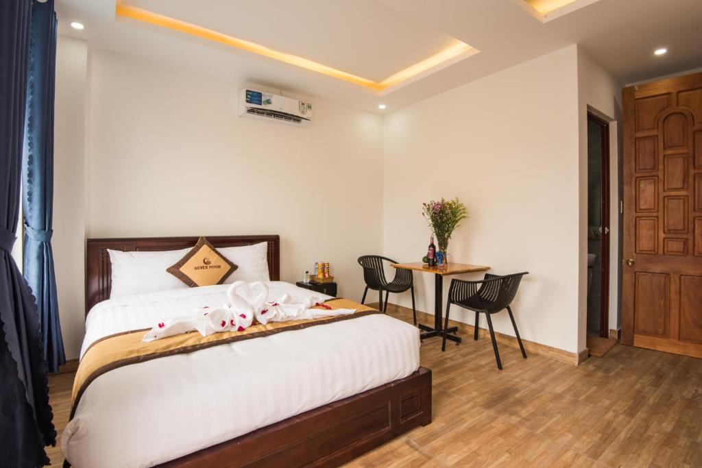 Postel nebo postele na pokoji v ubytování Silver Moon Villa Hoi An