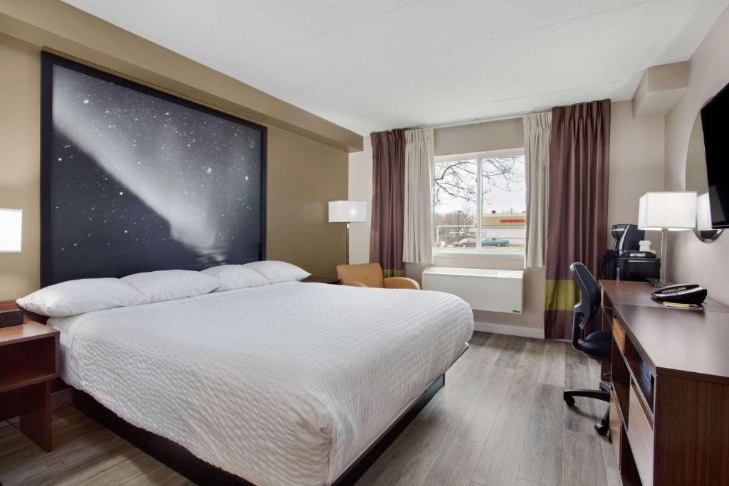 Postel nebo postele na pokoji v ubytování Super 8 by Wyndham Winnipeg West