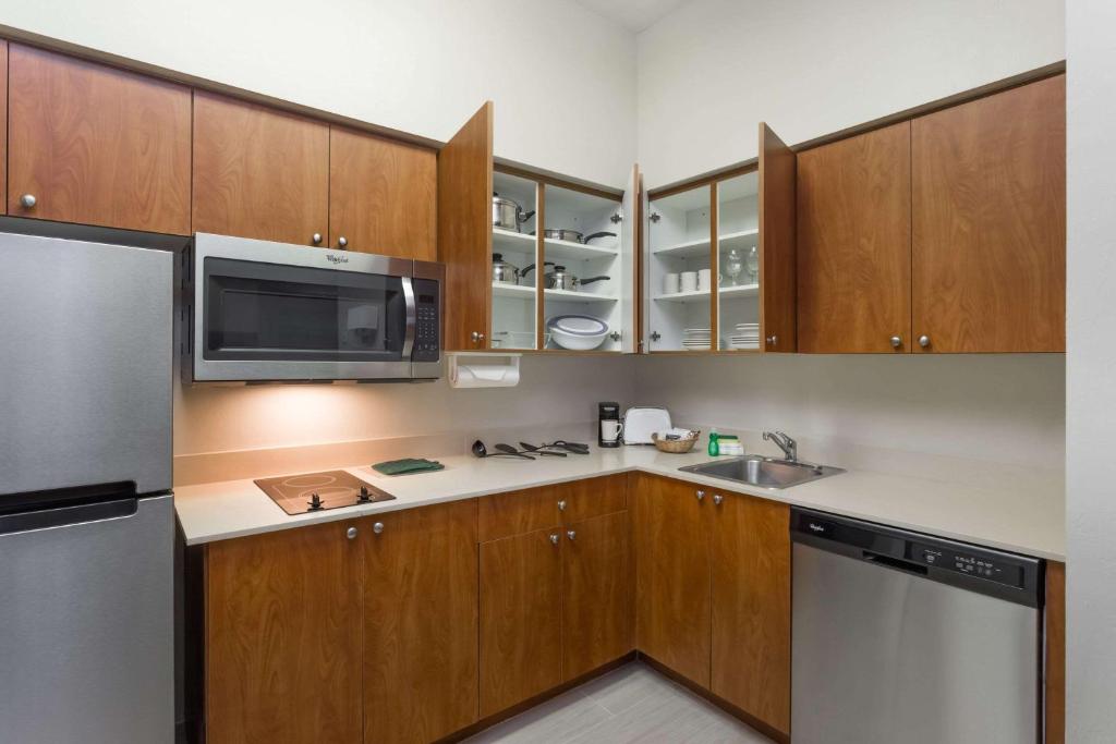 Kuchyň nebo kuchyňský kout v ubytování Hawthorn Extended Stay by Wyndham Naples
