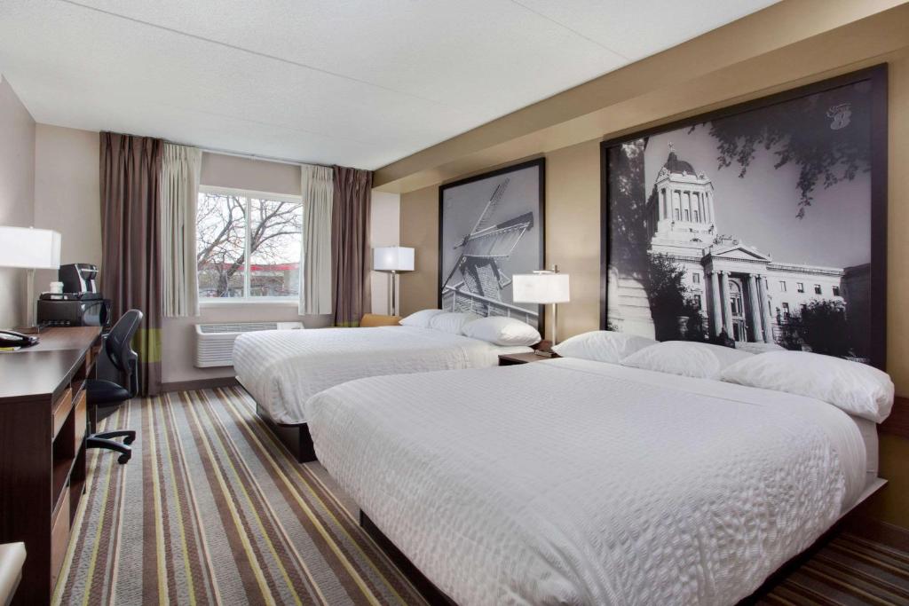 Postel nebo postele na pokoji v ubytování Super 8 by Wyndham Winnipeg West