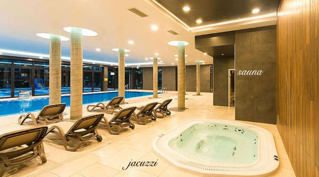 Bazén v ubytovaní Aqua Holiday Apartments Beach#Pool#Sauna no limit alebo v jeho blízkosti