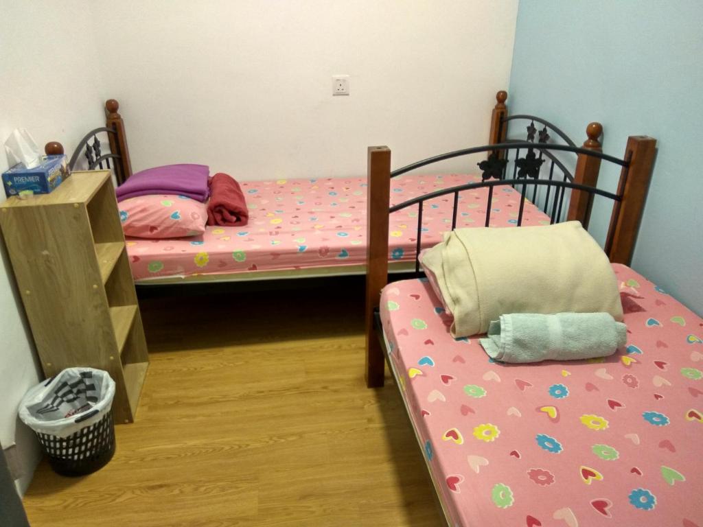 Postel nebo postele na pokoji v ubytování Moon Eleven Hostel Near Klia & Klia2