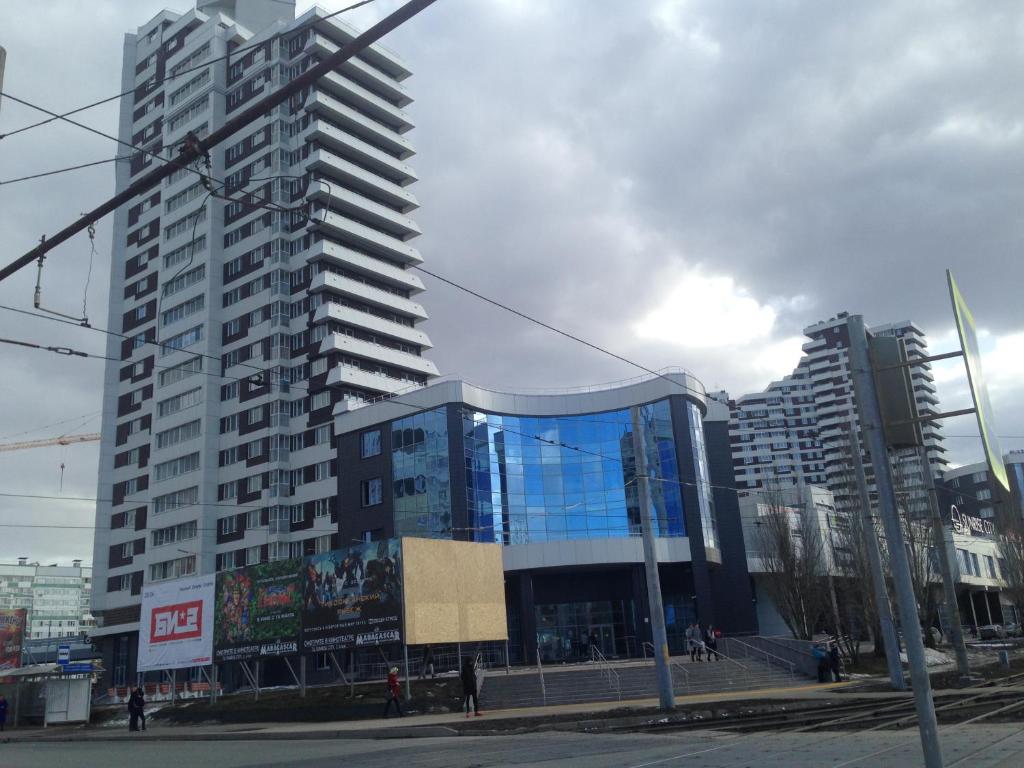 ナーベレジヌイェ・チェルヌイにあるАпартаменты в Санрайс Ситиの通りを挟んだ都市の高層ビル2棟