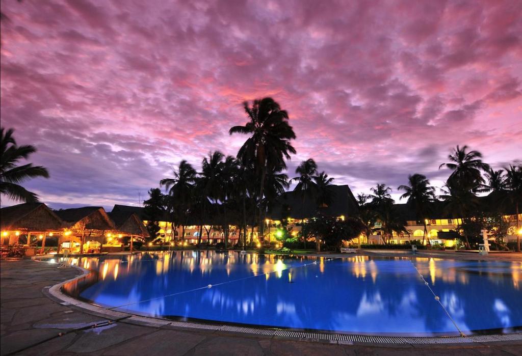 Bazén v ubytování Reef Hotel Mombasa nebo v jeho okolí
