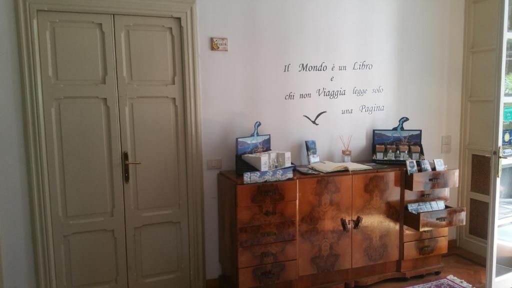 a room with a door and a shelf with books at Villa del Cigno in Lecco