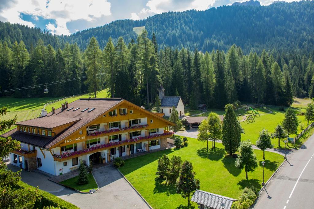 eine Luftansicht eines Resorts mit einem großen Gebäude in der Unterkunft Residence Bad Moos in Sexten