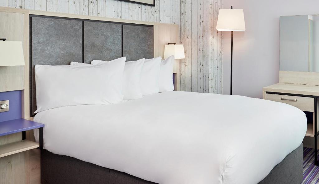 Postel nebo postele na pokoji v ubytování Leonardo Hotel Sheffield