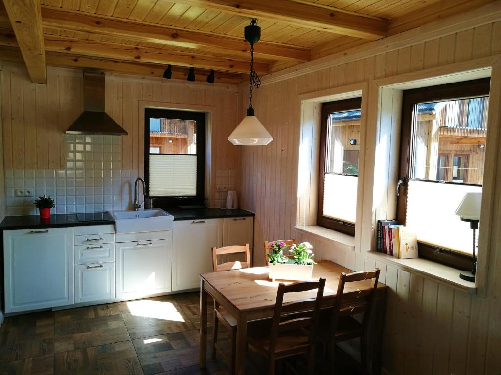 Eldhús eða eldhúskrókur á Largo Lake Resort Kaszuby