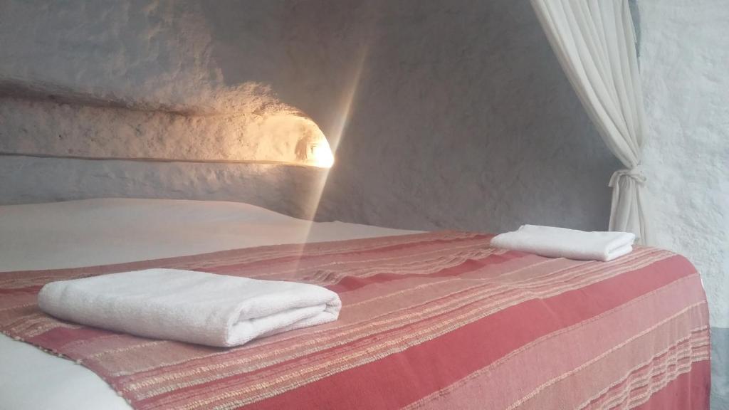 Posteľ alebo postele v izbe v ubytovaní Cueva Las Yeseras