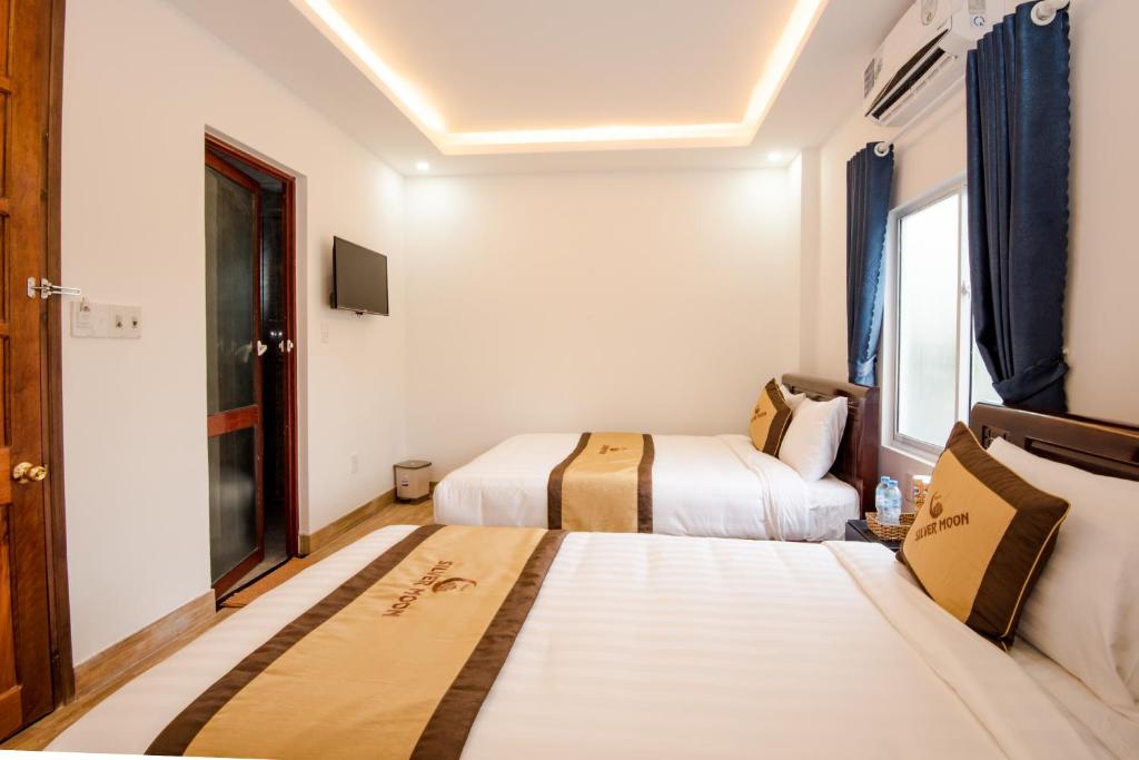 Postel nebo postele na pokoji v ubytování Silver Moon Villa Hoi An