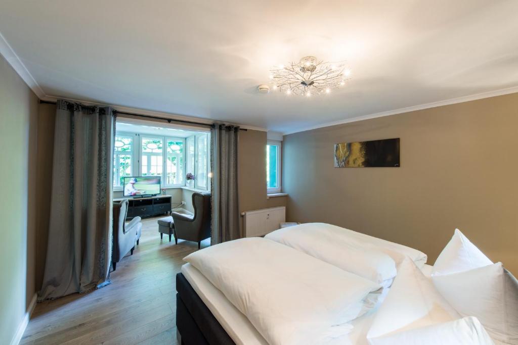 ヴェルニゲローデにあるHaus Blumeのベッドルーム1室(ベッド1台、デスク、窓付)