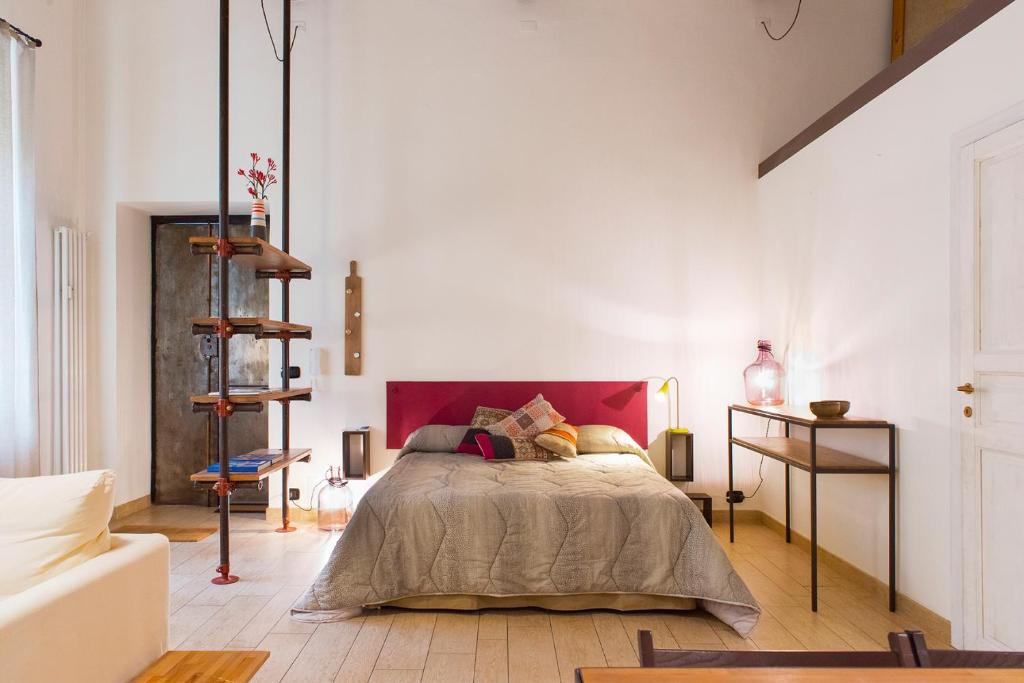 1 dormitorio con 1 cama con cabecero rojo en Il Salottino di Torino - Loft di charme e storia, en Turín