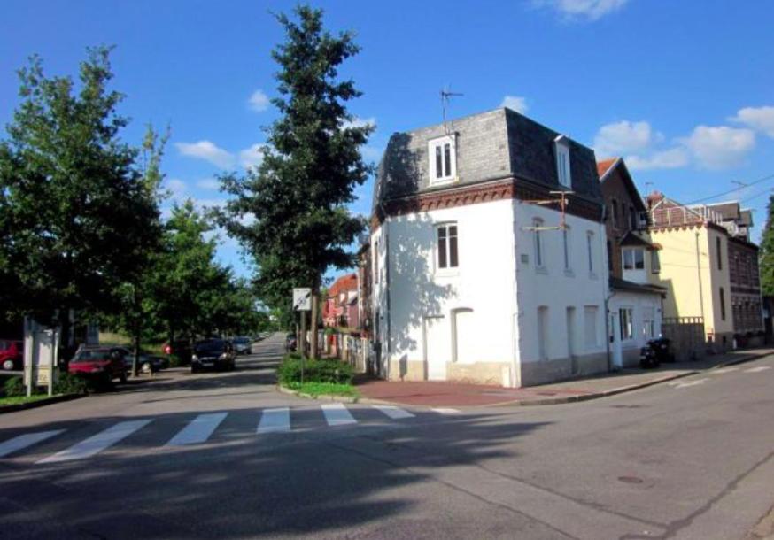 迪耶普的住宿－Location Dieppe Appartement，街道边的白色建筑