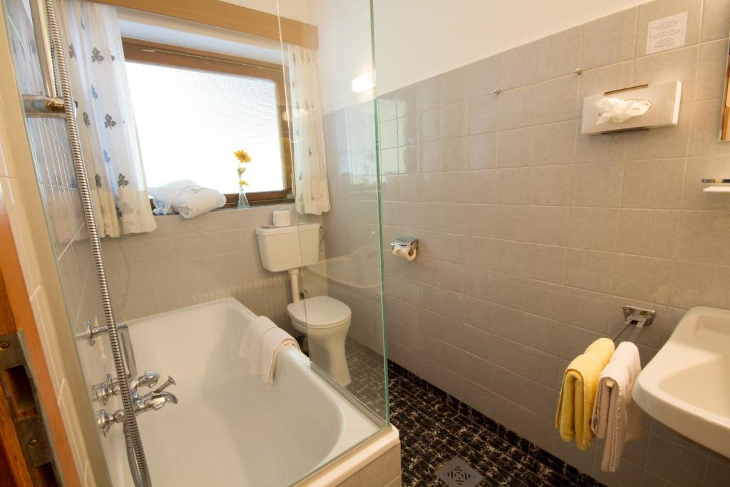 Koupelna v ubytování Hotel Garni Sonnblick