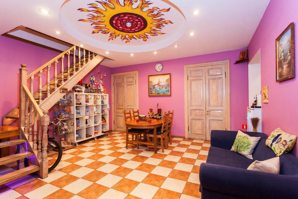 a living room with purple walls and a circular ceiling at Итальянские комнаты и апартаменты Пио на Моховой 39 in Saint Petersburg