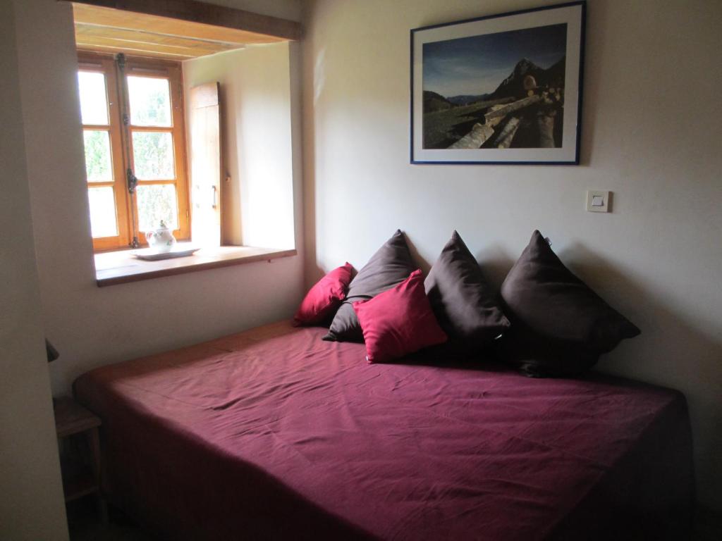 モンセギュールにあるGîte Le Carouletのベッドルーム1室(ピンクのシーツと枕のベッド1台付)