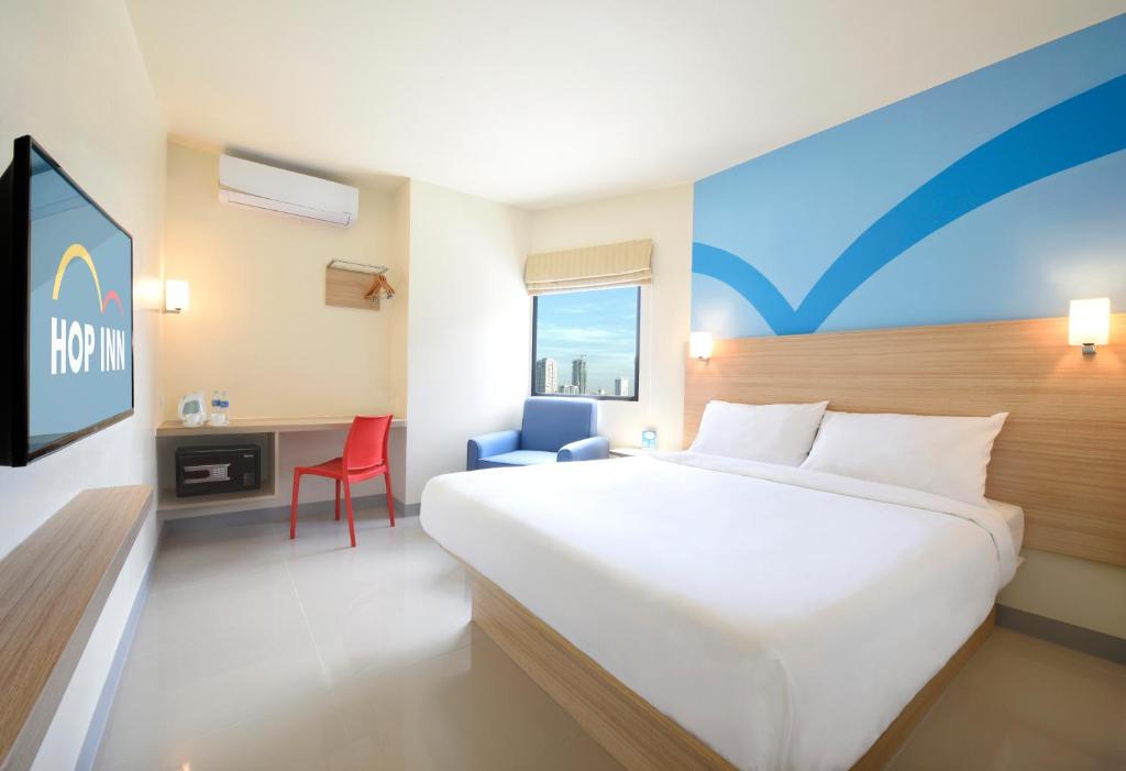 Kama o mga kama sa kuwarto sa Hop Inn Hotel Aseana City Manila