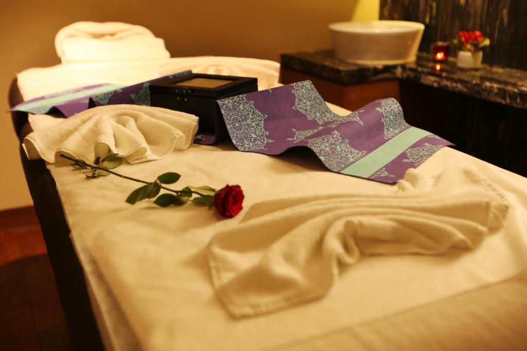 Postel nebo postele na pokoji v ubytování Pride Plaza Hotel, Aerocity New Delhi