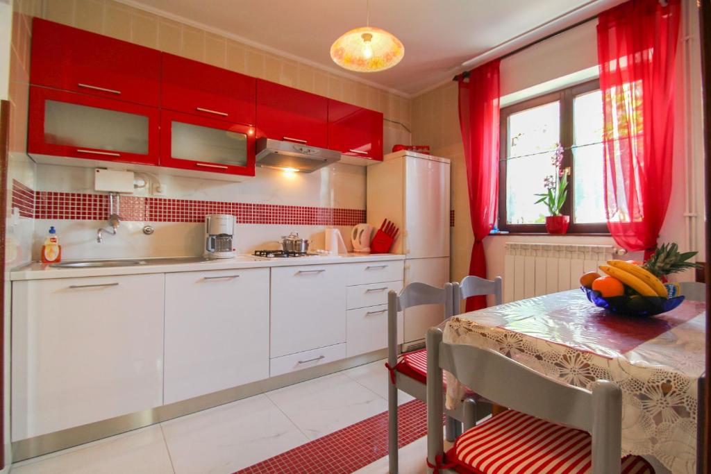 Kuchyň nebo kuchyňský kout v ubytování Zelena oaza Apartment