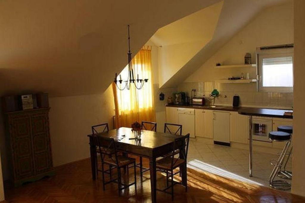 een keuken met een tafel en stoelen in een kamer bij Villa Milic*** in Trogir