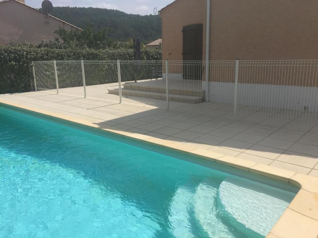 Bazén v ubytování Maison Minervois nebo v jeho okolí