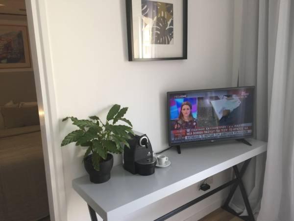 TV a/nebo společenská místnost v ubytování Pasithea Holiday Apartments