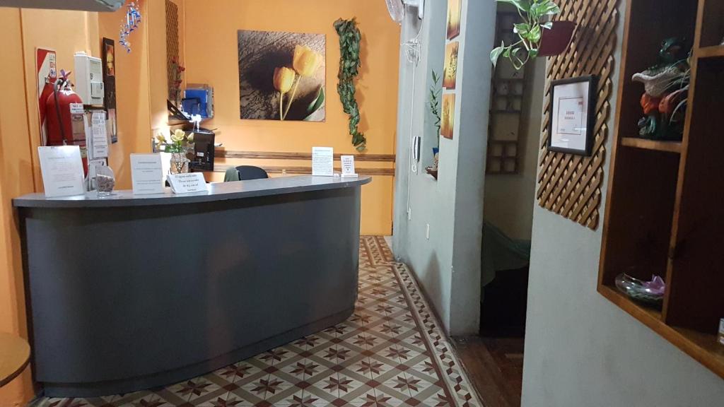 ラプラタにあるHotel avenidaの部屋内のカウンター付き店