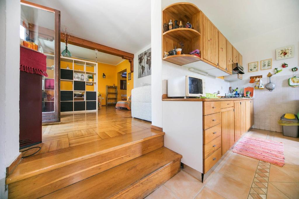 eine Küche mit Holzböden und einer Arbeitsplatte in der Unterkunft Apartments Baredi in Izola