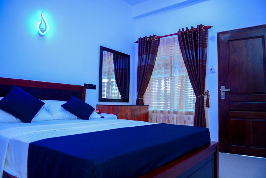 Postel nebo postele na pokoji v ubytování Liyonaa Beach Hotel