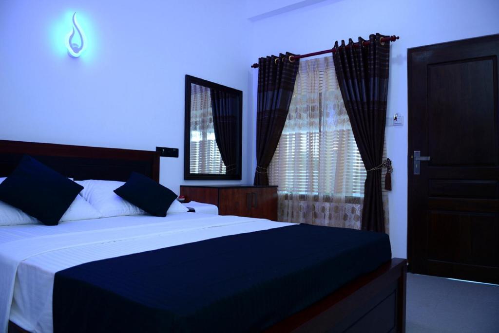Postel nebo postele na pokoji v ubytování Liyonaa Beach Hotel