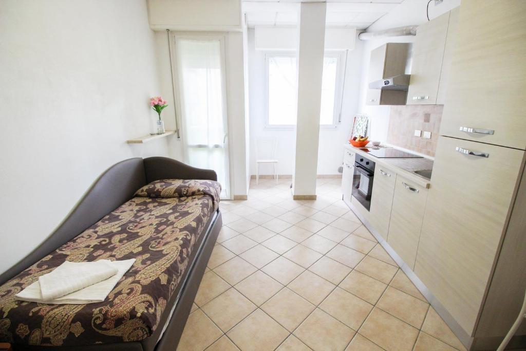 małą kuchnię z łóżkiem w pokoju w obiekcie Residence Eurogarden w Rimini