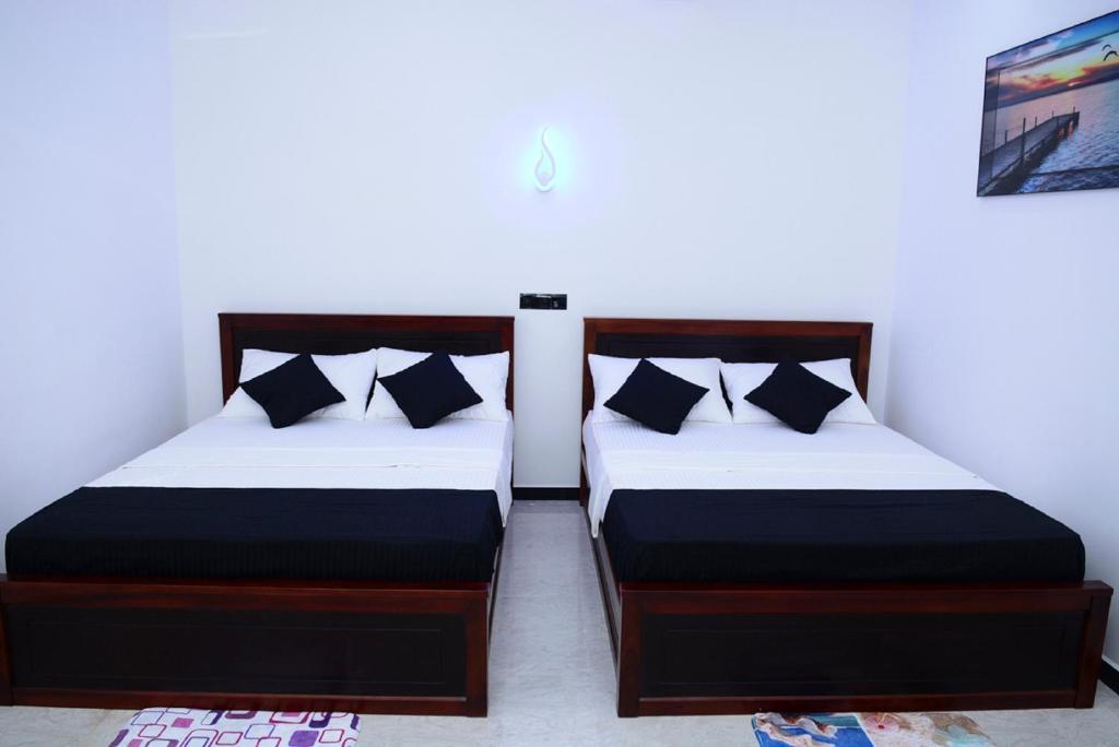 Postel nebo postele na pokoji v ubytování Liyonaa Beach Hotel