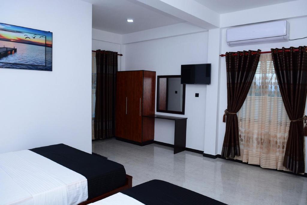Postel nebo postele na pokoji v ubytování Liyonaa Beach Hotel