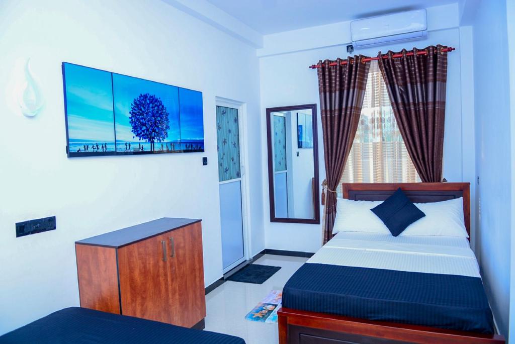 Postel nebo postele na pokoji v ubytování Liyonaa Beach Hotel